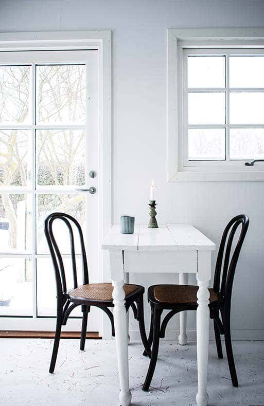 Woonkamer met glazen deur met roeden