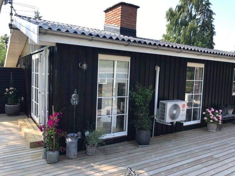 træhus med sprossevinduer