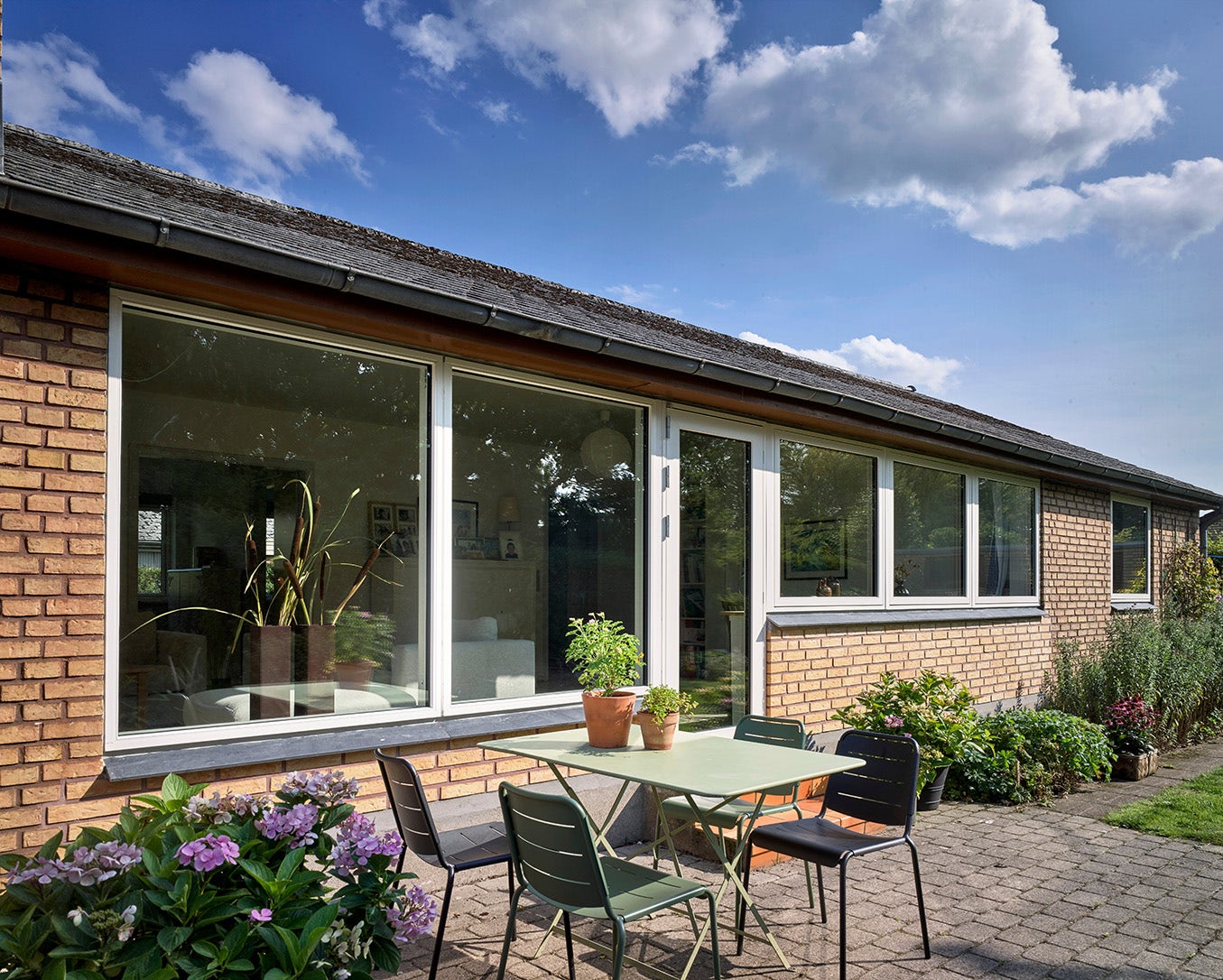 Tuin met grote ramen