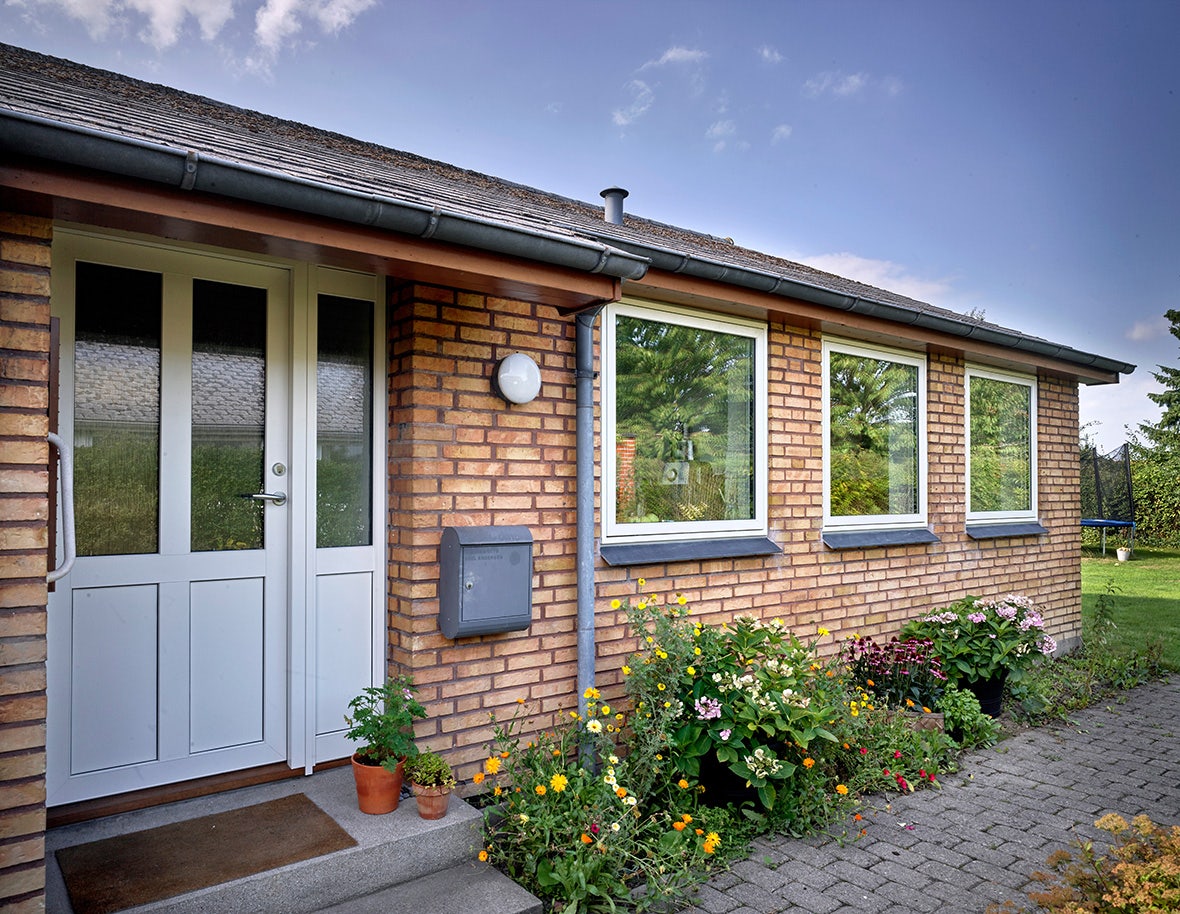 Bungalow met witte deur en witte ramen