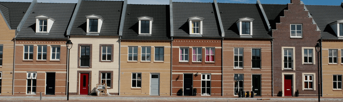 Rijtjeshuizen met uitzetramen