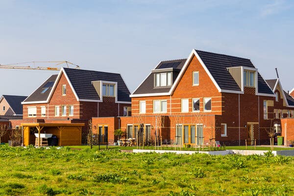 Moderne woning met houten kozijnen van Sparkozijnen