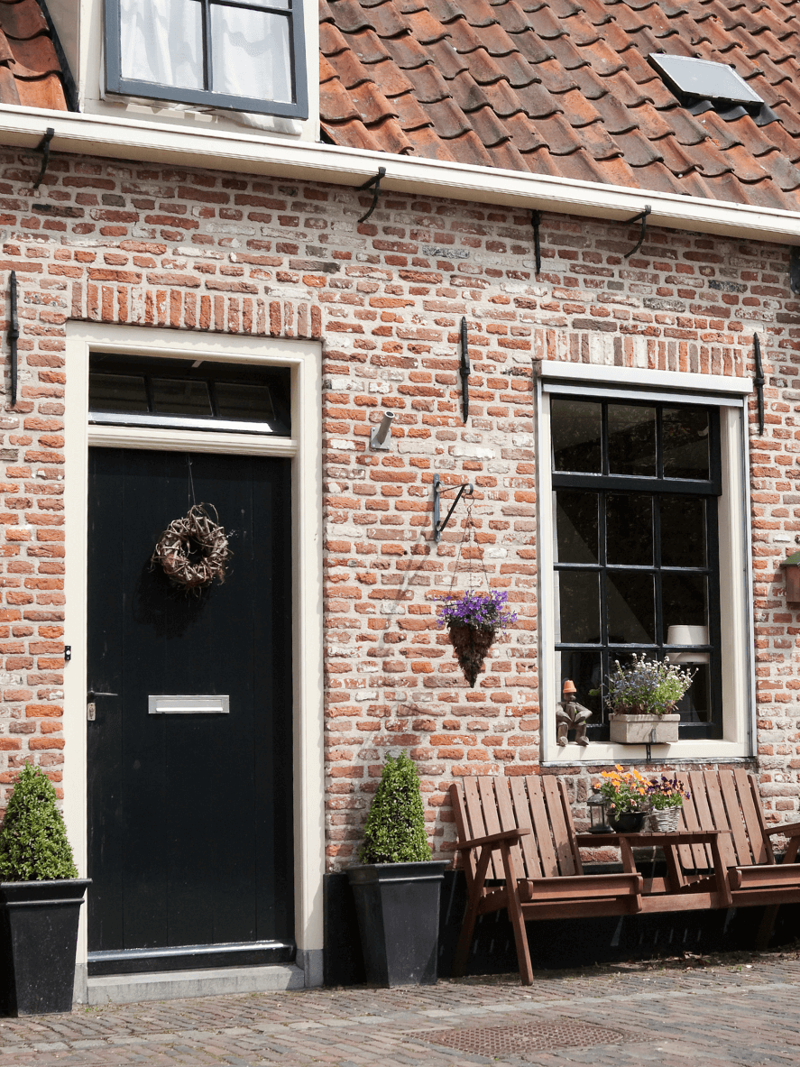 Oud huis met houten kozijnen