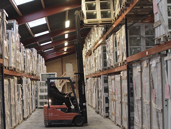 Heftruck met een krat met zijlichten in de fabriek van Sparkozijnen